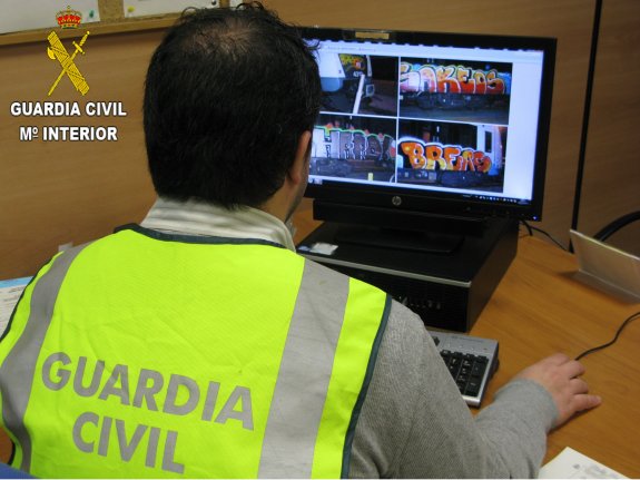 Un agente de la Benemérita maneja un ordenador. Foto: Guardia Civil.