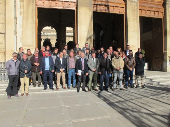 Foto de familia con los ayuntamientos que se han sumado a la Red de Municipios por los Olivares Vivos.