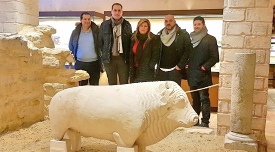 La delegada de Cultura de la Junta en Jaén, Pilar Salazar, junto al alcade de Arjona, Juan Latorre, en el Museo de Arjona. Foto: Junta de Andalucía.