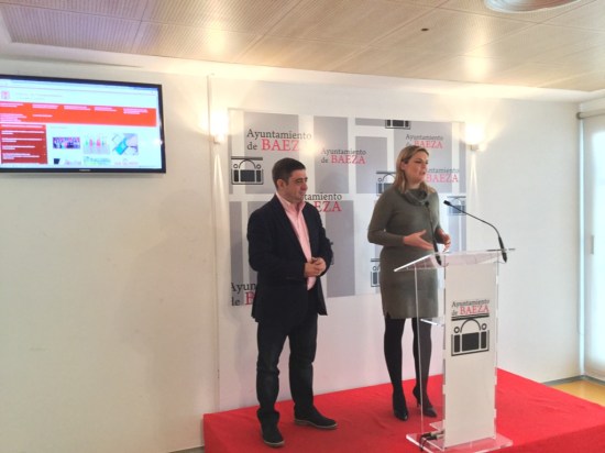Francisco Reyes y Lola Marín, en la presentación del portal de transparencia del Ayuntamiento de Baeza.