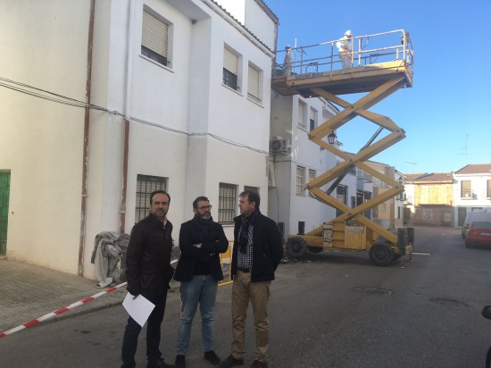 El delegado de Fomento y Vivienda, Rafael Valdivielso, junto al alcalde de Villanueva de la Reina, Blas Alves.