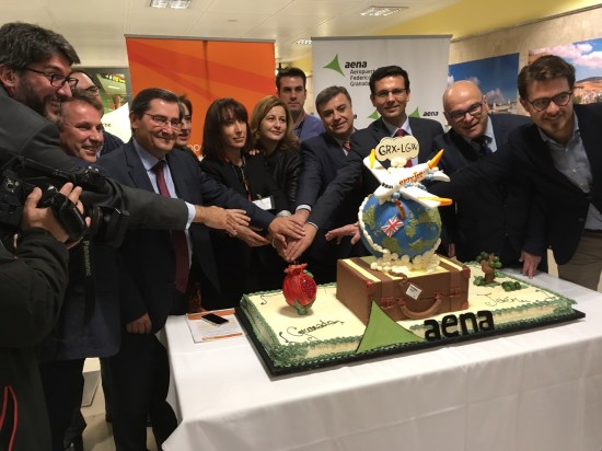 El diputado de Promoción y Turismo, segundo por la derecha, en el acto con el que se ha recibido la llegada de este primer vuelo.