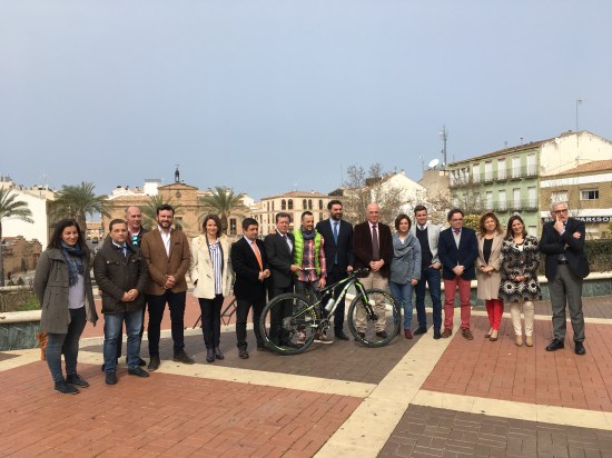 El alcalde de Andújar, Paco Huertas, asistió a la presentación de la Andalucía Bike Race 2017.