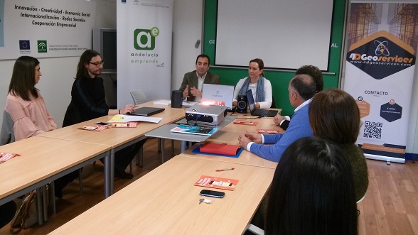 El delegado territorial de Economía, Innovación, Ciencia y Empleo, Antonio de la Torre, presenta el programa Minerva.
