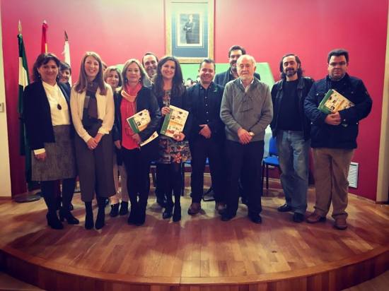 Yolanda Caballero, Aurelia Calzada y Alma Cámara, junto a algunos responsables de centros educativos de la provincia.