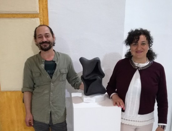 La concejala de Cultura, María José Bueno, junto a Ángel Montero y su escultura.