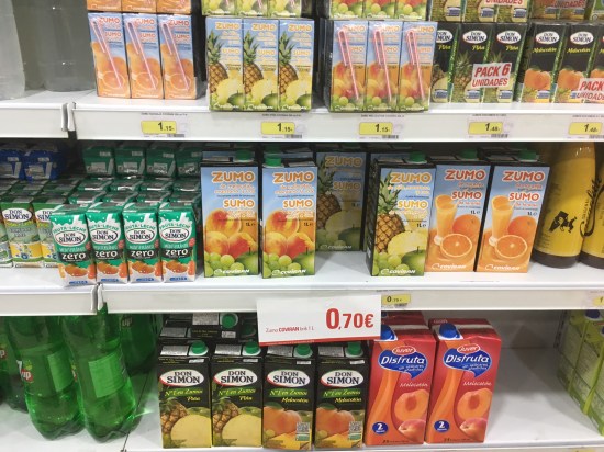 Productos alimenticios en un establecimiento comercial de Lopera.