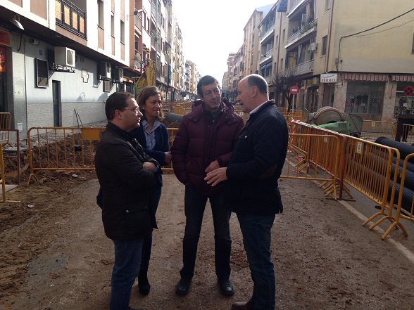 Miembros del equipo de gobierno de Andújar visitan estas obras de la calle Emperador Trajano.
