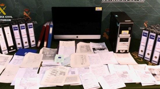 Documentación intervenida a los detenidos. Foto: Guardia Civil.