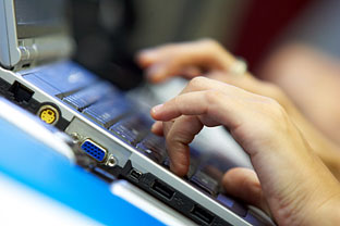 Un usuario utiliza su ordenador portatil. Foto: Junta de Andalucía.