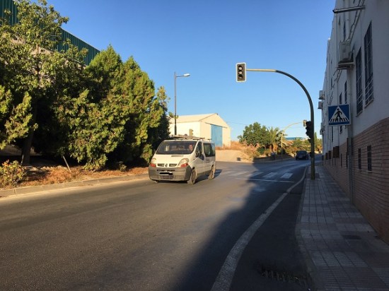 Una furgoneta circula por una carretera de la Comarca de Andújar.