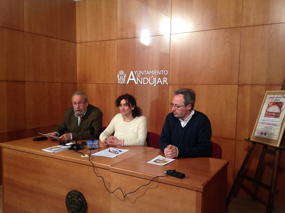 La concejala de Cultura, María José Bueno, junto con Luis Pedro Pérez y Pablo Casado,