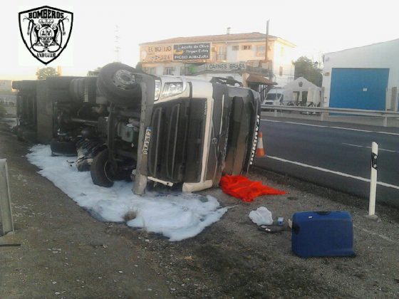 Un camión vuelca en la autovía A-4 de Andújar
