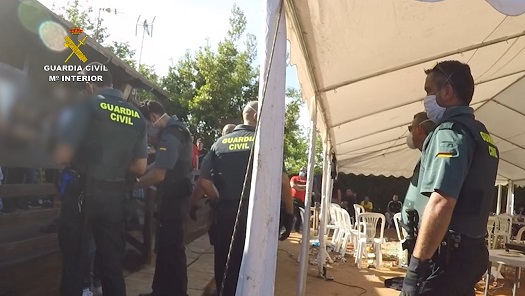La Guardia Civil denuncia a 83 personas que se reunieron para realizar una pelea de gallos clandestina.