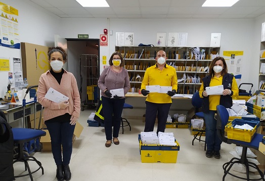 Correos reparte mascarillas de protección a los ciudadanos de distintas localidades de Andalucía.