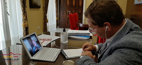 Las obras para abastecer de agua al poblado de la Virgen de la Cabeza continúan a buen ritmo y concluirán en julio.