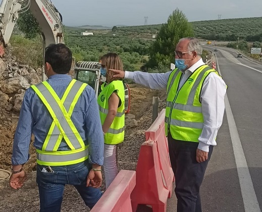 Fomento mejora los sistemas de drenaje de la A-306 en puntos de Porcuna y Torredonjimeno.