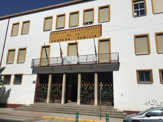 El Ayuntamiento de Andújar realiza labores de limpieza y desinfección en todos los centros educativos del municipio y se ha hecho entrega de viseras de protección.