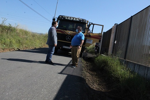 El Ayuntamiento de Andújar comienza las labores de desbroce y limpieza en las cunetas de caminos rurales.