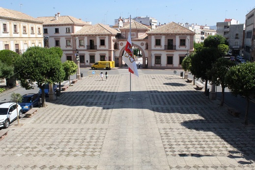 La bandera de Andújar ondea a media asta en la Plaza de España con motivo del Día de la ciudad.