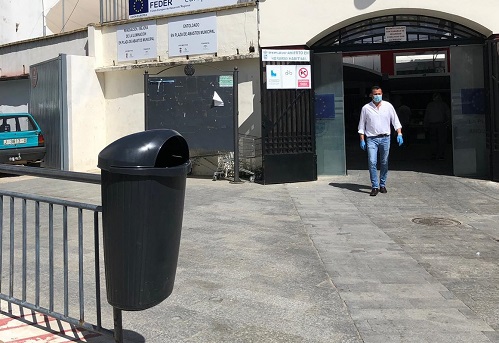 La Concejalía de Medio Ambiente del Ayuntamiento de Andújar refuerza la presencia de papeleras en la zona comercial.