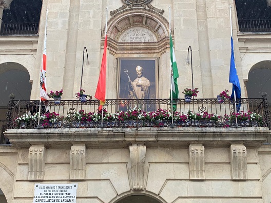 La imagen de San Eufrasio presidirá la fachada del Ayuntamiento de Andújar hasta el próximo domingo.