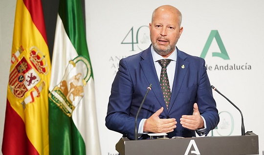 Andalucía refuerza el próximo curso escolar con 6.000 docentes más y 150.000 dispositivos.