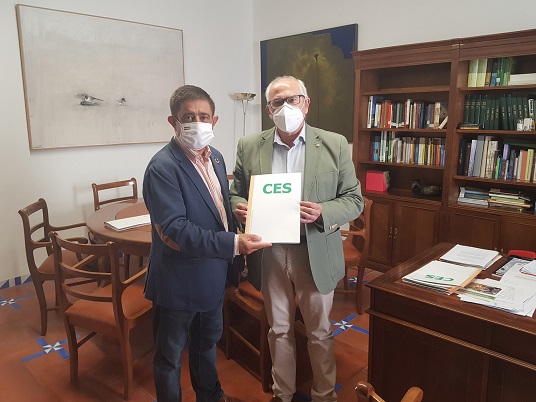 Reyes recibe el dictamen elaborado por el CES Provincial sobre los efectos de la Covid-19 en la provincia de Jaén.