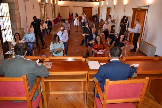 Maribel Lozano destaca el compromiso del Gobierno andaluz con la reactivación de la economía jienense.