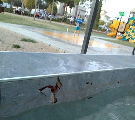 El Área de Medio Ambiente de Andújar invierte más de 10.000 euros en arreglar desperfectos ocasionados por el vandalismo en parques y jardines.