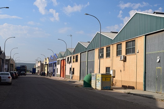 Un incendio en el polígono industrial de Marmolejo causa daños en siete naves.