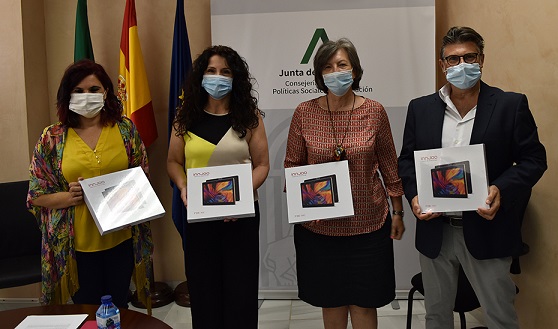 Igualdad y Unicef España reparten 380 tablets en los centros de protección de menores de Andalucía.
