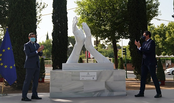 Moreno destaca la rápida actuación de los profesionales sanitarios para detectar y frenar el virus en Andalucía.
