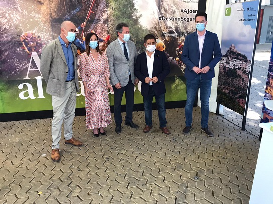 El destino “Jaén, paraíso interior” se promociona en una carpa informativa en el centro de Sevilla.