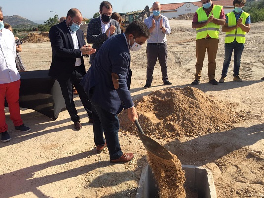 El presidente de la Diputación participa en la colocación de la primera piedra de la empresa Plastbed.