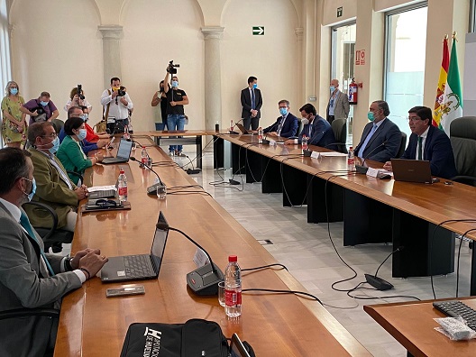 Diputación y Junta firman el convenio para financiar los materiales del PFEA, que ascienden a 9,4 millones de euros.