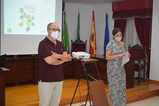 La Diputación de Jaén informa en Lopera sobre las ayudas dirigidas a empresarios, autónomos y desempleados.