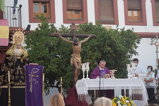 La Plaza de la Constitución de Lopera acogió una misa funeral por los fallecidos durante el estado de alarma.