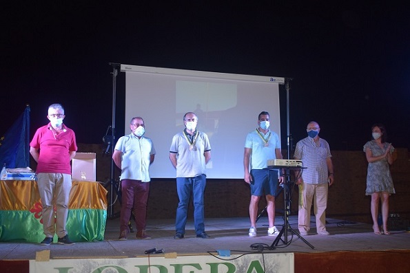 Lopera rinde homenaje a los agricultores que colaboraron en las tareas de desinfección.