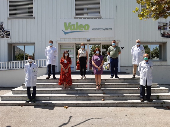 Sandra García analiza con los responsables de Valeo Iluminación de Martos el Plan del Gobierno para apoyar al sector de la automoción.