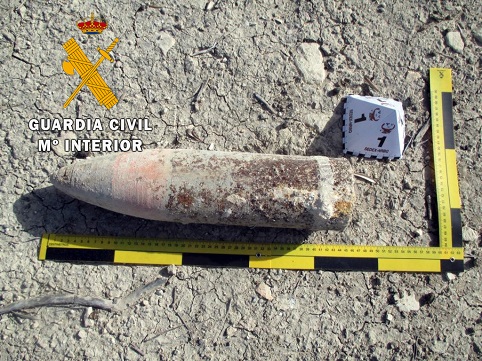 La Guardia Civil desactiva un proyectil de la guerra civil en Santiago de Calatrava.