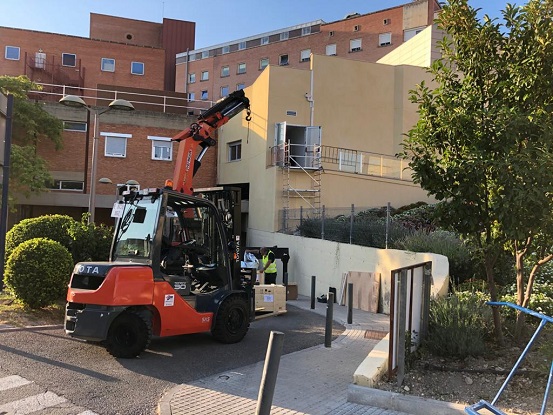 El Hospital de Jaén recibe el nuevo acelerador lineal para tratar el cáncer.