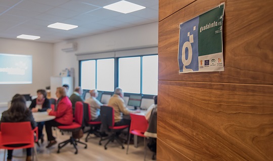 Guadalinfo adapta sus servicios al ámbito online y cierra el primer semestre con 60.000 usuarios más.