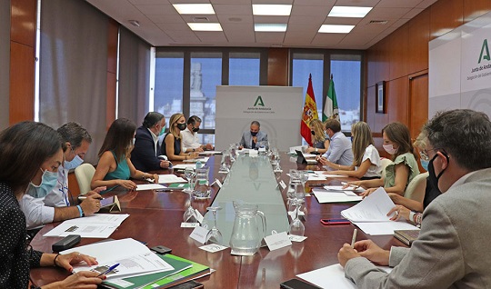 Bendodo traslada a los delegados del Gobierno la necesidad de no bajar la guardia ante el Covid.