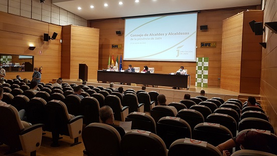 El Consejo de Alcaldes y Alcaldesas aborda medidas ante el inicio de las clases y de la campaña de la aceituna.