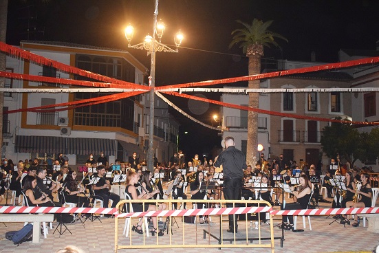 La Plaza de la Constitución de Lopera acogió un magnífico concierto de la Banda de Música «Pedro Morales».