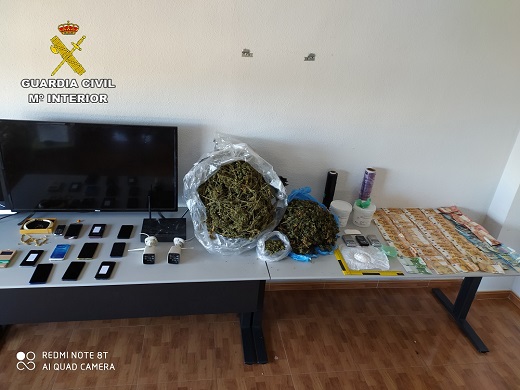 La Guardia Civil detiene a 10 personas e investiga a otras 5 por tráfico de drogas.
