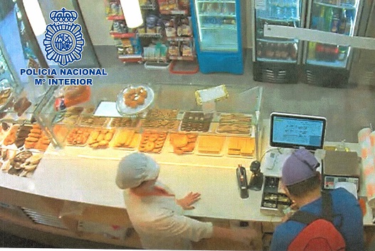 La Policía Nacional detiene en Jaén a un hombre que atracó una panadería y una gasolinera.