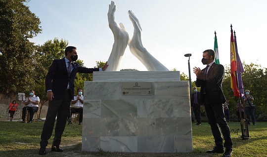 Juanma Moreno inaugura en Jaén la escultura homenaje a los colectivos profesionales que están trabajando para hacer frente a la pandemia.