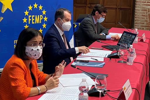 El Gobierno distribuirá a partir del próximo lunes un total de 15 millones de mascarillas a través de la FEMP y de entidades sociales.